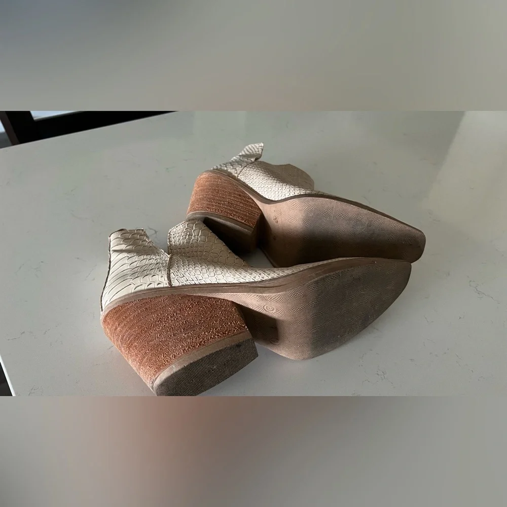 Melihan Textured Beige Ankle Boots size 9